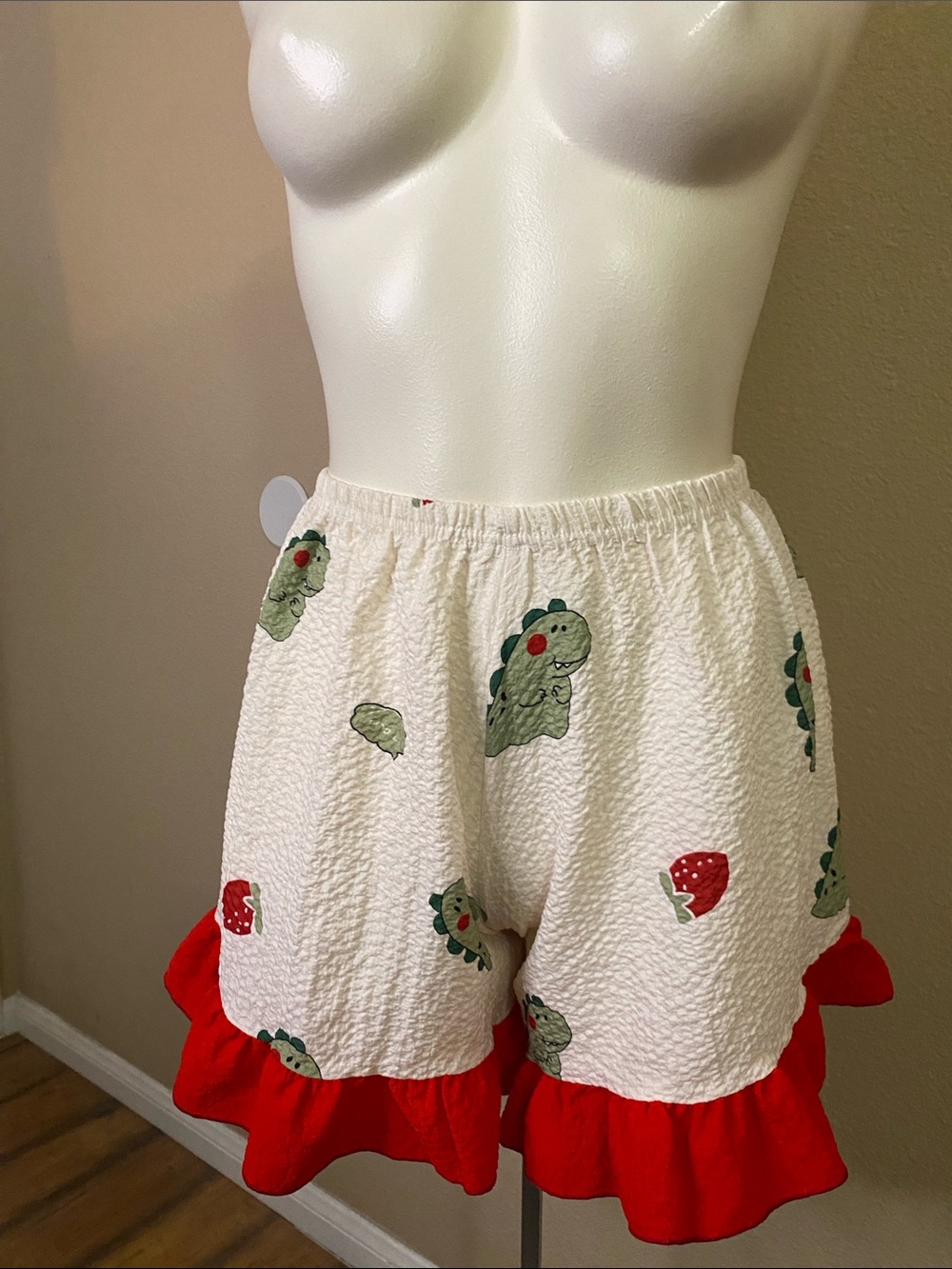 White Seersucker flowy derp Dinosaur strawberry ruffle shorts ❤️